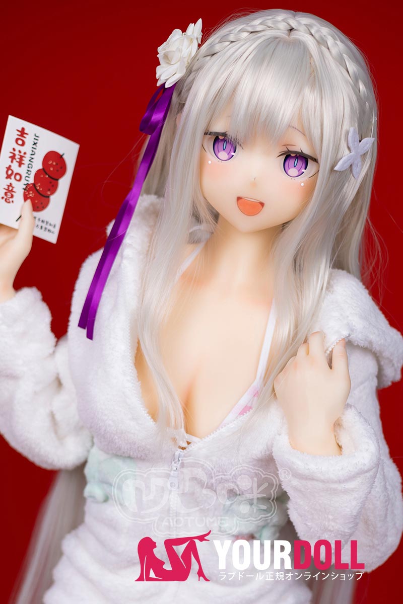 Aotume Doll #125 エミリア 155cm ギャラリー画像 3：スタイリング例。シリコン素材のなめらかな質感と、アニメ二次元寄りの大きな瞳・整った輪郭が両立しています。