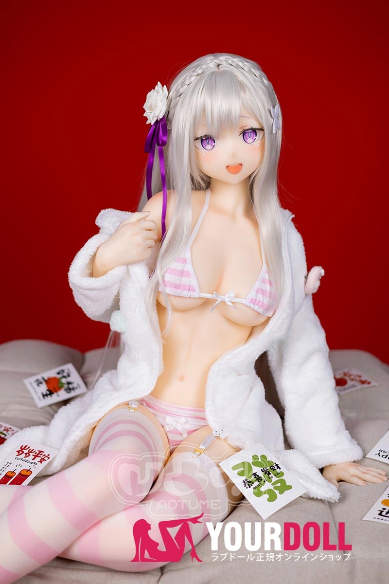 Aotume Doll #125 エミリア 155cm ギャラリー画像 4：全身バランスショット。Aotume Doll が得意とする銀髪エルフ系コスプレとの相性のよさが感じられるカットです。