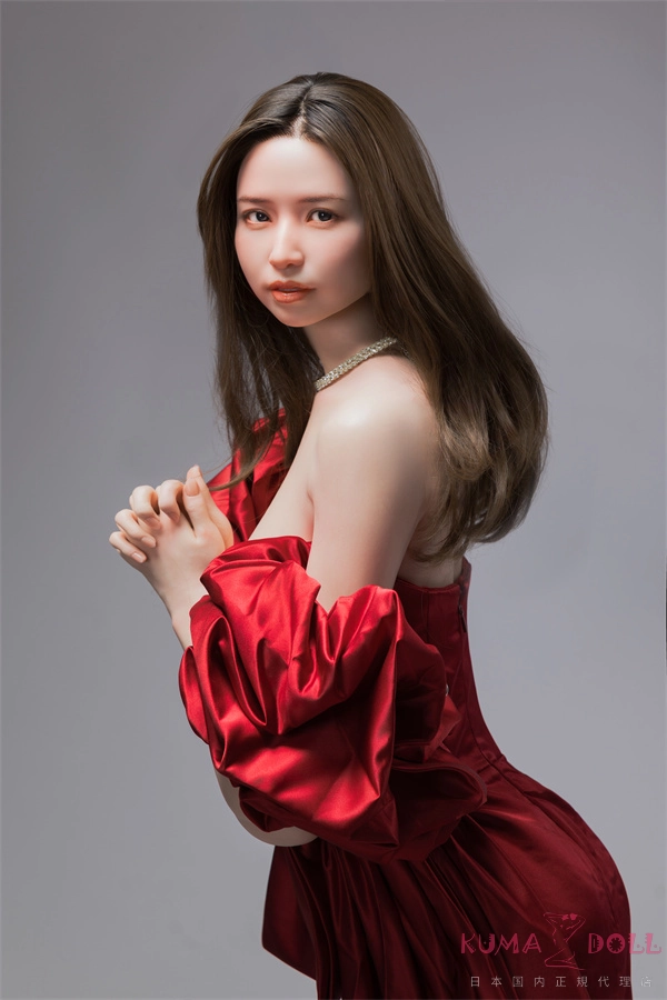 GRACE OF FANREAL 桜子 168cm Fカップ ギャラリー画像 6：穏やかな微笑みのフルボディカットです。168cm × Fカップ の上品なバランスと、深紅ドレスの色映え、フルシリコン肌の発色の良さが確認できる、GRACE OF FANREAL の販促代表カットです。