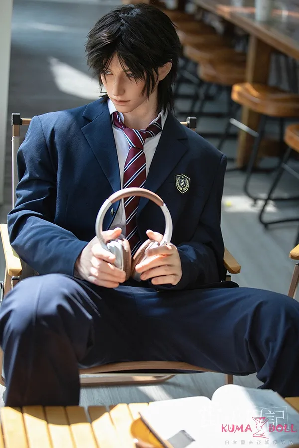 蛍火日記 江灵 176cm 男性ラブドール ギャラリー画像 3：176cm 男性ボディラインの上半身カットです。成人男性の標準的な肩幅と胸板、引き締まった腹部のラインを再現したフルシリコンボディで、長身男性ならではの存在感が伝わるカットです。男性キャラクター撮影需要にも応える造形精度となります。