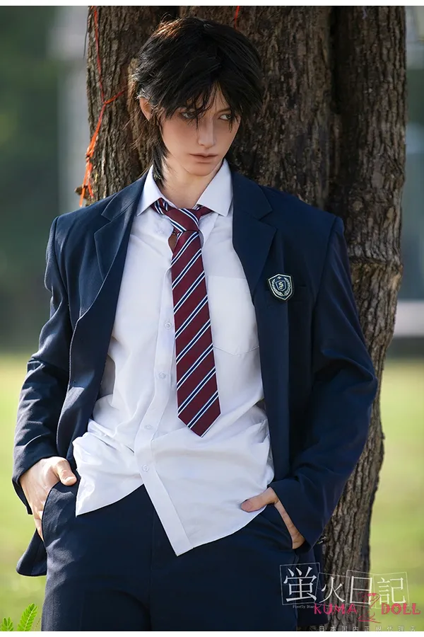 蛍火日記 江灵 176cm 男性ラブドール ギャラリー画像 6：男性ボディの引き締まった脚部ラインを示すカットです。176cm の長身バランスと、フルシリコンの質感、男性骨格仕様の自立加工対応が確認できます。撮影シーンでのポージングや、衣装合わせの自由度が高い点も男性ドールの大きな魅力です。