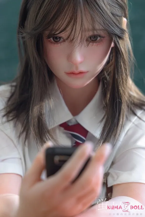 蛍火日記 琉璃 159cm Eカップ 先生コンセプト ギャラリー画像 5：琉璃ヘッドのフルシリコンクローズアップです。蛍火日記の看板ヘッドの繊細な造形と、フルシリコンならではの透明感ある肌質感、可動眼球による視線表現が、先生コンセプトの落ち着いた色気を最も強く印象づける1枚となっています。