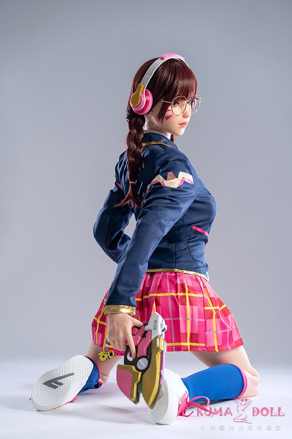 Game Lady No.23 D.VA 166cm Eカップ ギャラリー画像 4：スタイリング例（ヘッドフォン姿コスプレ）です。Game Lady のコスプレ系特化らしい衣装合わせの自由度が伝わるアングルで、フルシリコンの肌の透明感とヘッドフォンを着用したゲーマー少女らしい雰囲気が映える1枚です。