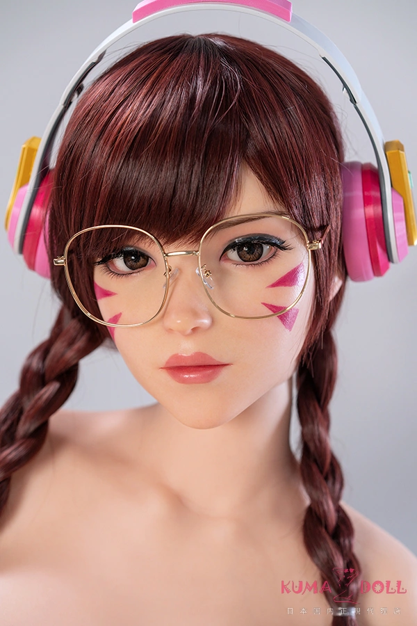 Game Lady No.23 D.VA 166cm Eカップ ギャラリー画像 7：ポージングカットです。D.VA のキャラクター性を再現するゲーマー少女らしい仕草と、Game Lady の関節保持力が伝わるシーンで、コスプレ撮影素体としての高い汎用性が確認できます。