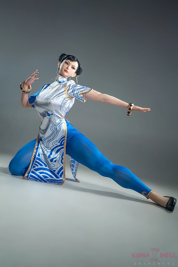 Game Lady No.33_1 春麗 169cm Fカップ ギャラリー画像 4：スタイリング例（コスプレ衣装）です。春麗のチャイナドレス系コスプレに最適なボディラインで、フルシリコンの肌の透明感と発色の良さ、巨尻造形の立体感が映える1枚となっています。