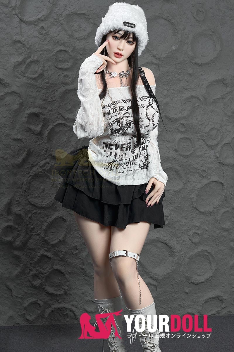 Irontech Doll T1 Yuna 165cm-T Fカップ ギャラリー画像 5：横向きのポーズ。トールボディの伸びやかなライン と、Fカップ の落ち着いたバストの曲線が伝わるカットです。