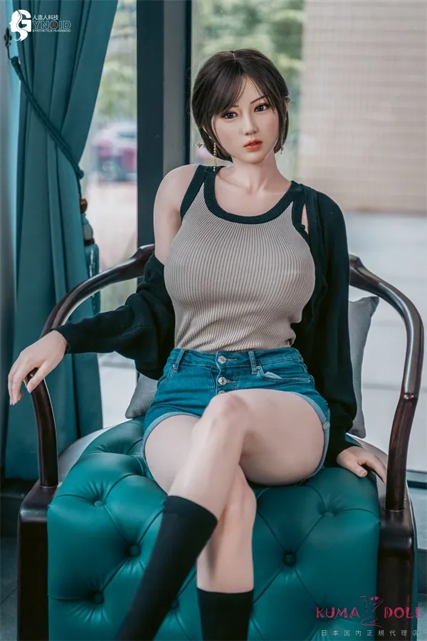 RZR Doll No.19 允熙 Yunxi 168cm Fカップ Delux-究極版 ギャラリー画像 4：スタイリング例のカットです。168cm の長身ボディが映えるドレスアップやランジェリースタイルの自由度が伝わるアングルで、フルシリコンの肌の透明感と AP プレミアムメイクの血色感、そして Fカップ大胸のボリュームバランスが映える1枚です。