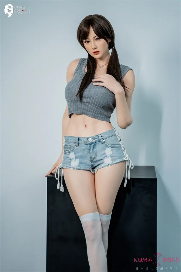 RZR Doll No.19 允熙 Yunxi 168cm Fカップ Delux-究極版 ギャラリー画像 5：バリエーション撮影です。168cm × Fカップ という RZR Doll 最長身体型の存在感と、Yunxi の容姿端麗な美しさを併せ持つカットとなります。長身モデル系を求める方の最有力候補としての完成度の高さが伝わる1枚です。