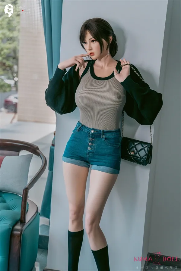 RZR Doll No.19 允熙 Yunxi 168cm Fカップ Delux-究極版 ギャラリー画像 7：ポージングカットです。Yunxi の容姿端麗な空気感を活かす仕草と、168cm 長身ボディの精密合金骨格による関節保持力、そして長い手足の取り回しが伝わるシーンで、撮影素体としてのファッションモデル級の汎用性が確認できます。