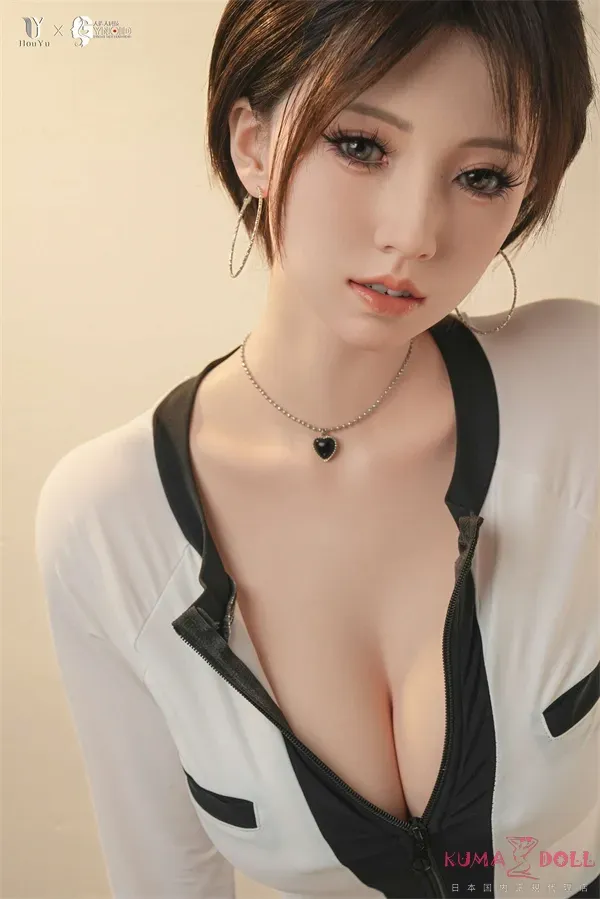 RZR Doll × Houyu コラボ No.20 希純 163cm Eカップ Delux-究極版 ギャラリー画像 6：バストラインのクローズアップです。Eカップの上品な立体造形と、Delux-究極版による胸部柔度強化、そして全身血管植え込みのリアル仕上げ、乳腺構造の精細表現が確認できます。OL系のジャケットやインナーから覗くデコルテラインに映えるバランス感のあるボリューム感です。