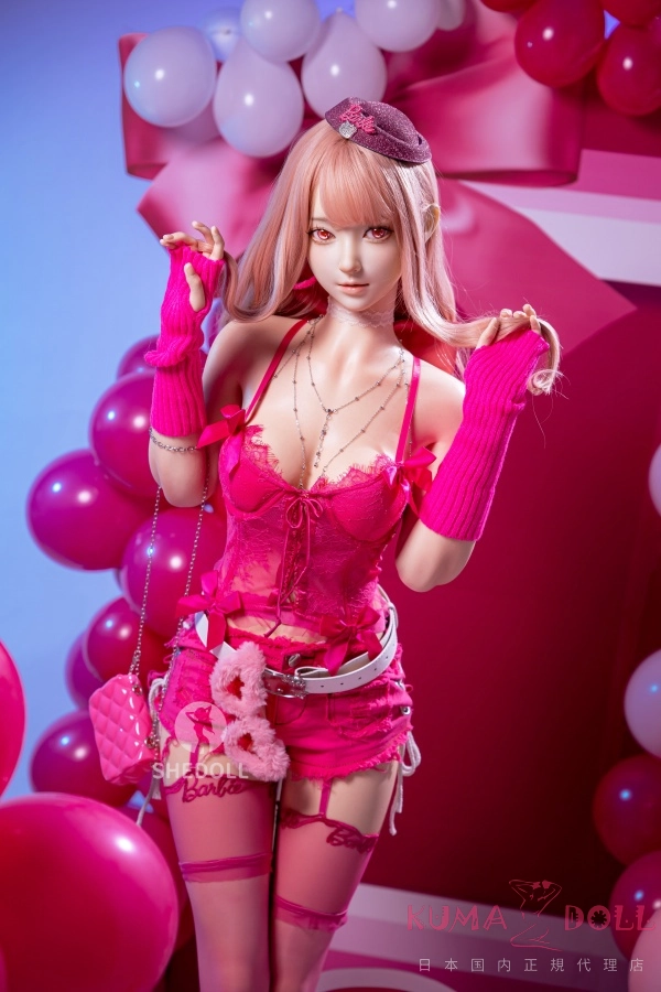 SHEDOLL 江小棠 160cm Cカップ 2.0ヘッド ギャラリー画像 3：スタイリング例。ピンク髪バービー風の世界観と、フルシリコンならではの肌の透明感が両立しています。