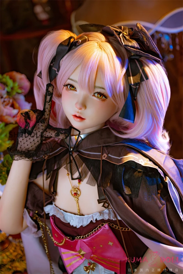 SHEDOLL 洛小夕 152cm AAカップ ギャラリー画像 3：ピンク髪コスプレのスタイリング例です。SHEDOLL の SNS 起点キャラクター IP らしい華やかさと、シリコン素材のなめらかな質感が両立しています。