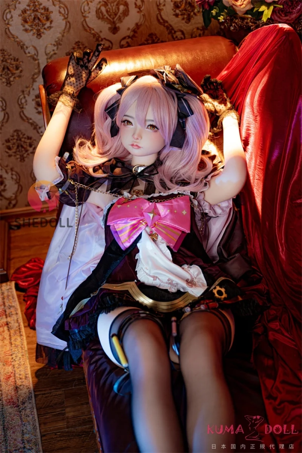 SHEDOLL 洛小夕 152cm AAカップ ギャラリー画像 5：横向きのポーズです。軟性シリコンヘッドならではの自然な肌のラインと、AAカップのスレンダーな曲線が伝わるカットとなっています。