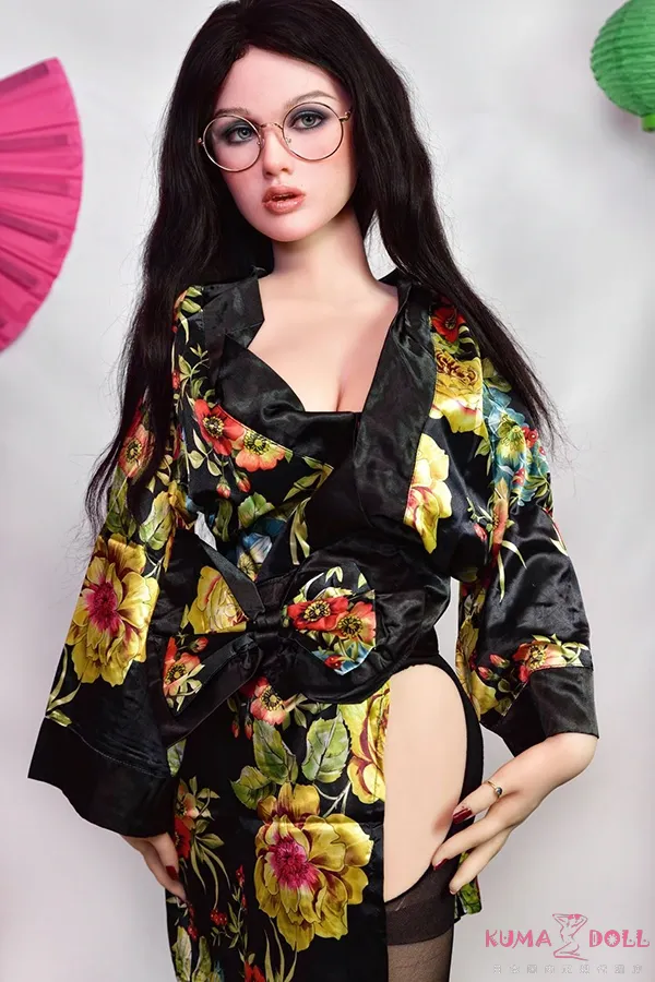Top-Sino T3 159cm Gカップ ギャラリー画像 7：バリエーション撮影。RRS版蝋人形メイクで肌の透明感が最大化された、爆撃機シリーズ最高峰のリアリティが伝わる仕上がりです。