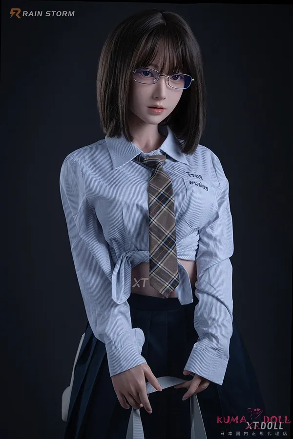 XTDOLL Asumi 157cm Dカップ ギャラリー画像 7：157cm Dカップ ボディの背面ライン確認カットです。腰からヒップにかけてのなだらかなライン取りと、XTDOLL のフルシリコン仕上げの肌の透明感が確認できる画像で、軽量化仕様ありの抱きやすさを意識した骨格バランスも伝わります。
