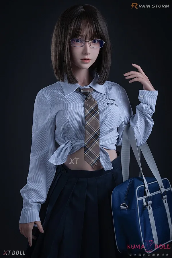 XTDOLL Asumi 157cm Dカップ ギャラリー画像 8：157cm Dカップ × 水色シャツ の学園ポーズカットです。Asumi ヘッドの清楚系の表情に、水色シャツ×清楚系JKの親しみやすいスタイリングが調和し、XTDOLL の小柄JK元気系コンセプトを最も体現する1枚となっています。