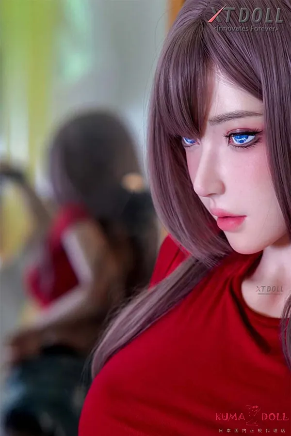 XTDOLL Emma 164cm Cカップ XT-byb38 ギャラリー画像 5：Emma ヘッドのフルシリコンクローズアップです。XTDOLL TOP5 主力ヘッドの繊細な造形と、フルシリコンならではの透明感ある肌質感、可動眼球による視線表現が、クール系美少女の知的な色気とキュートな小悪魔感の二面性を最も強く印象づける1枚となっています。