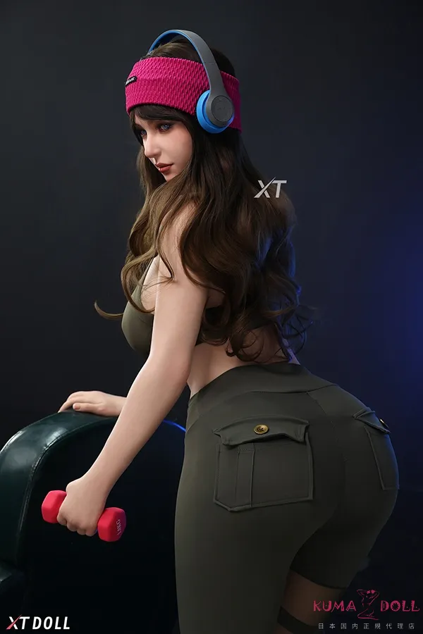 XTDOLL Natalie 166cm Hカップ XT-byb38 ギャラリー画像 6：渋谷ストリートスポーティーのスタイリングカットです。Natalie × 166cm Hカップ のボディラインに、街角から飛び出したようなスポーティー美女系のスタイリングを組み合わせた XTDOLL 公式撮影画像で、都会的なシチュエーションを意識したシャープな構図が確認できます。