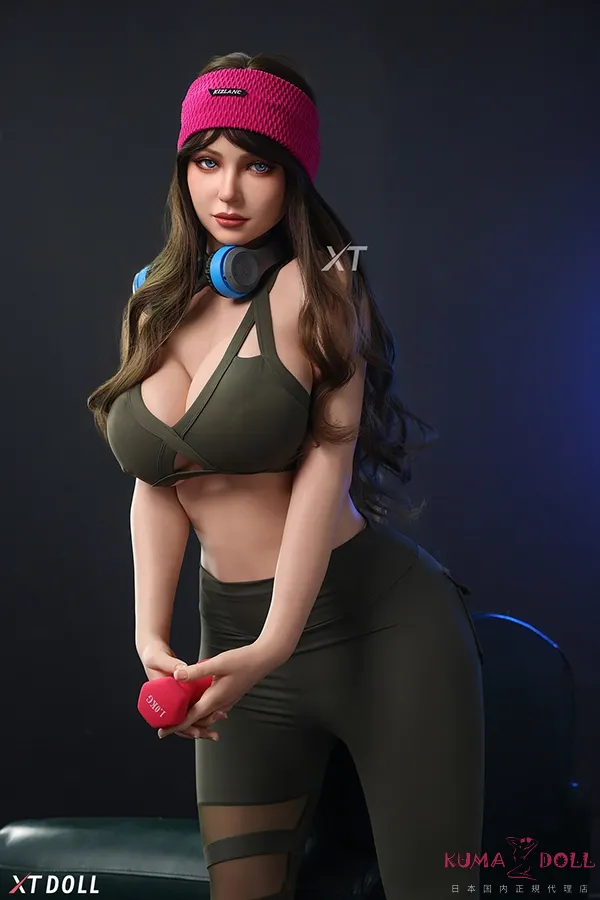 XTDOLL Natalie 166cm Hカップ XT-byb38 ギャラリー画像 7：166cm Hカップ ボディの背面ライン確認カットです。腰からヒップにかけてのなだらかなライン取りと、XTDOLL のフルシリコン仕上げの肌の透明感が確認できる画像で、新しいボディ採用と軽量化対応の取り回しを意識した骨格バランスも伝わります。