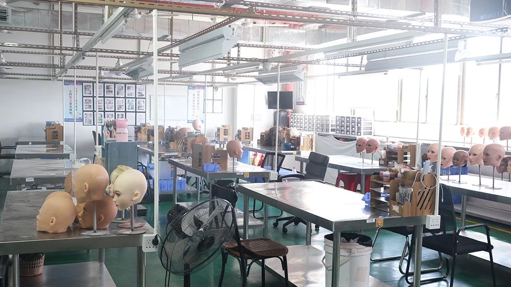 提携工場のヘッドの仕上げ場(公式サイトより)