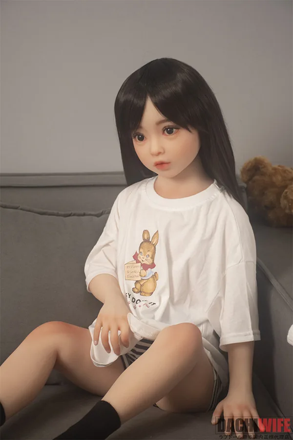 AXB Doll A169 110cm バスト平 ギャラリー画像 8：110cm × バスト平 × TPE のポーズカットです。A169 ヘッドのロリ系の表情と、AXB Doll の典型的な「110cm・バスト平・TPE製」構成の組み合わせの全体バランスが伝わる1枚です。
