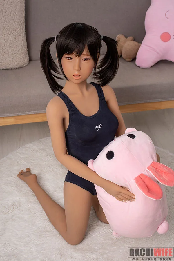 AXB Doll A93 130cm バスト大 タンスキン ギャラリー画像 7：130cm バスト大 ボディの背面ライン確認カットです。腰からヒップにかけての曲線、AXB Doll の TPE 製仕上げの肌の質感、タンスキンのトーンが伝わる画像です。