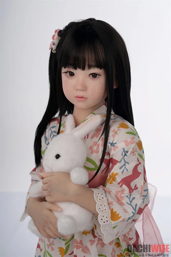 AXB Doll GB05R 120cm バスト平 ハイブリッド ギャラリー画像 6:スタイリングカットです。GB05R × 120cm × バスト平 × ハイブリッドの組み合わせで、AXB Doll の新世代ラインが打ち出すピンクリップス × こぢんまりとした世界観が確認できるシーンです。