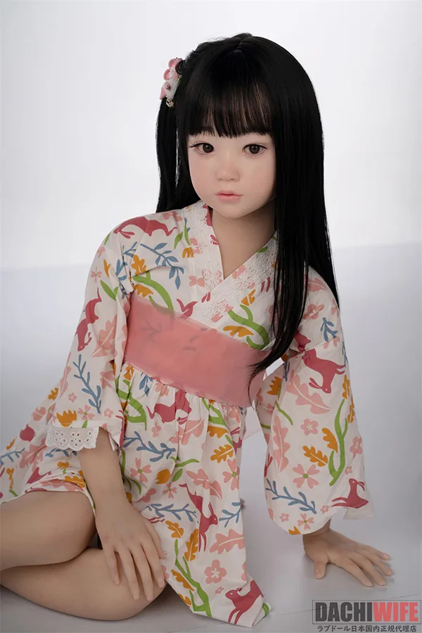 AXB Doll GB05R 120cm バスト平 ハイブリッド ギャラリー画像 7:120cm バスト平 ボディの背面ライン確認カットです。腰からヒップにかけてのなだらかな曲線、AXB Doll の TPE ボディ部分の柔らかな質感、120cm のミドル身長バランスが伝わる画像です。