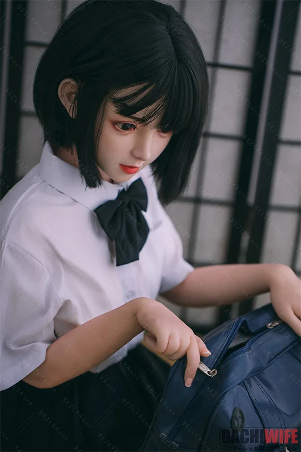 Bezlya Doll L1頭部 149cm Cカップ ハイブリッド ギャラリー画像 7:149cm Cカップ ボディの背面ライン確認カットです。腰からヒップにかけての TPE ボディのスリムなライン、シリコンヘッドとの素材境界の馴染み、Bezlya Doll のハイブリッド構成の自然な仕上げが伝わる画像です。
