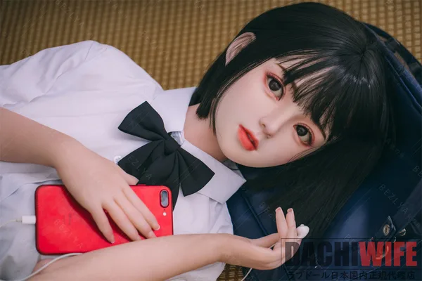 Bezlya Doll L1頭部 149cm Cカップ ハイブリッド ギャラリー画像 8:149cm × Cカップ × シリコンヘッド+TPEボディ のポーズカットです。L1頭部 のアニメ造形表情と、Bezlya Doll の最安エントリーモデルとしての全体バランスが伝わる1枚です。