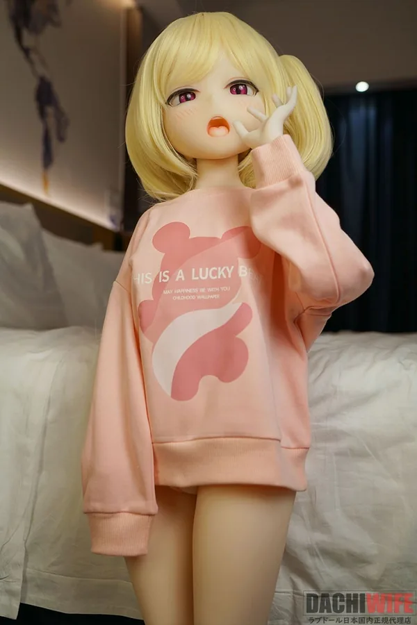 IROKEBIJIN Aiko 110cm-A バスト平 心癒しメイド ギャラリー画像 5:Aiko 心癒しメイド × バスト平のスタイリングカットです。Aiko ヘッド × 110cm × バスト平 × S-TPE × メイドコスプレの組み合わせで、IROKEBIJIN が打ち出す「コンパクト × ロリ系 × メイドコンセプト」の世界観が確認できるシーンです。