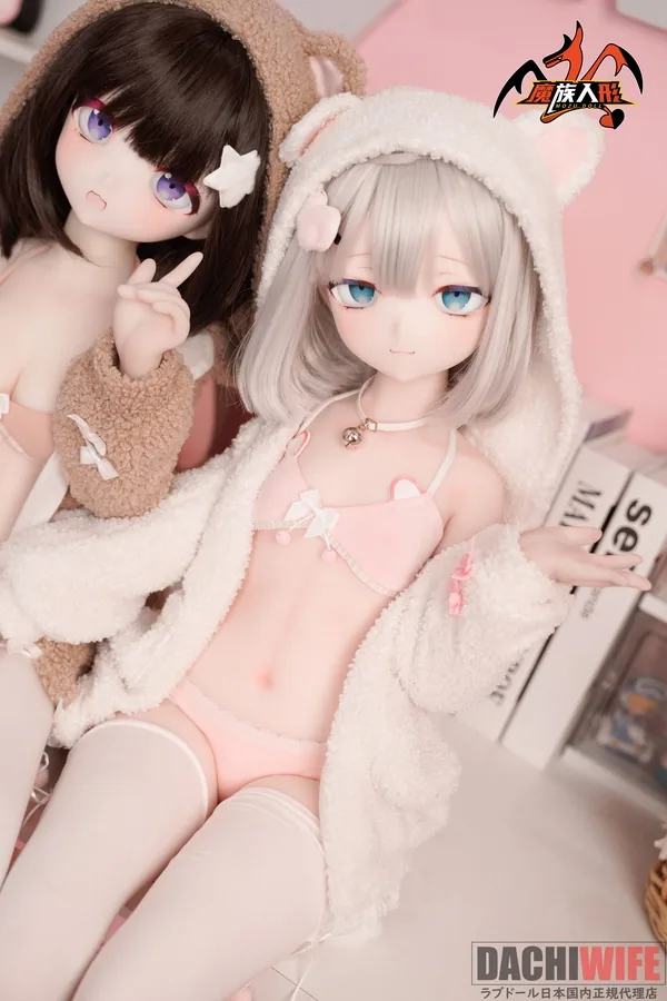 MOZU DOLL 玲芽 85cm SSR級 ギャラリー画像 6:玲芽 白髪二次元 衣装スタイリングカットです。玲芽ヘッド × 85cm × ソフトビニール × 白髪二次元 衣装の組み合わせで、SSR級小柄帯の世界観が確認できるシーンです。