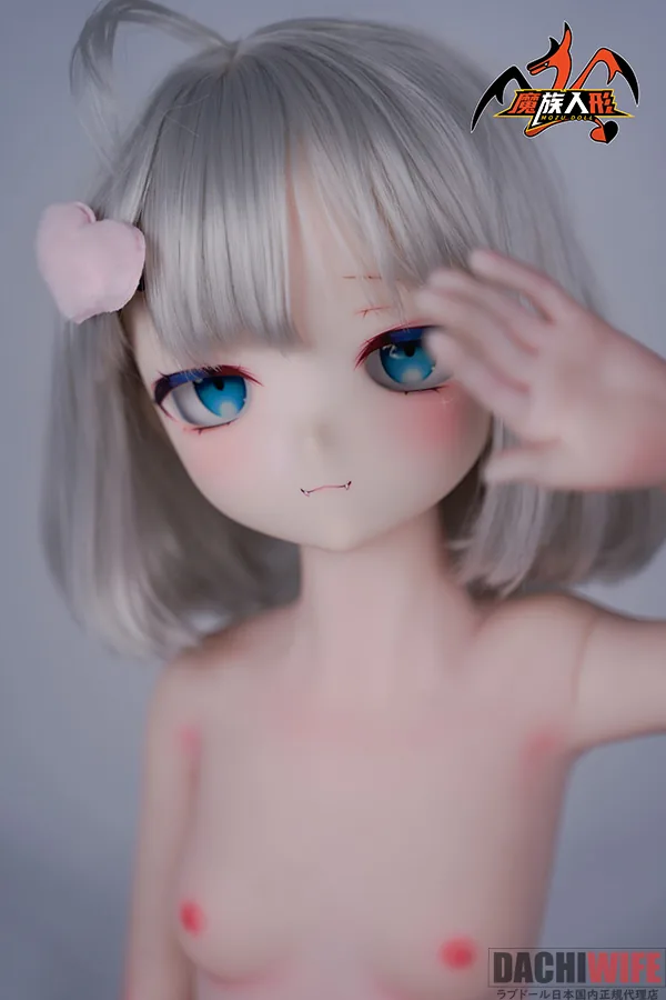 MOZU DOLL 玲芽 85cm SSR級 ギャラリー画像 7:85cm ボディの背面ライン確認カットです。ソフトビニール製ボディのライン、小柄帯サイズの可愛らしさが伝わる画像です。