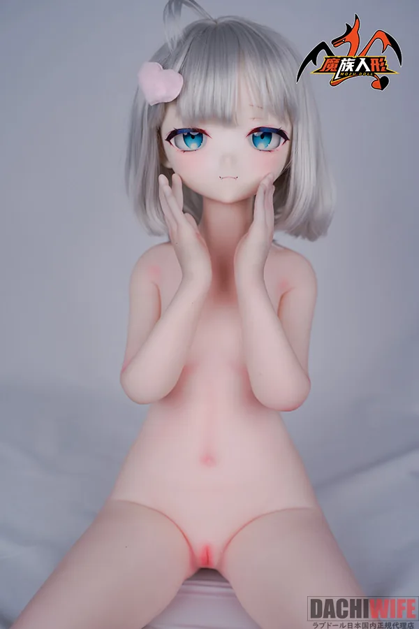 MOZU DOLL 玲芽 85cm SSR級 ギャラリー画像 8:85cm × SSR級 ソフトビニールのポーズカットです。玲芽 の白髪二次元表情と、MOZU DOLL 小柄帯モデルとしての全体バランスが伝わる1枚です。