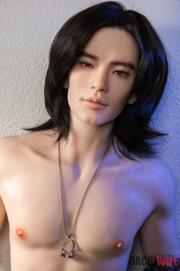Qita Doll Jin San 177cm ギャラリー画像 7:177cm 男性ボディの背面ライン確認カットです。フルシリコン製男性ボディの筋肉ライン、長身モデルとしての存在感が伝わる画像です。