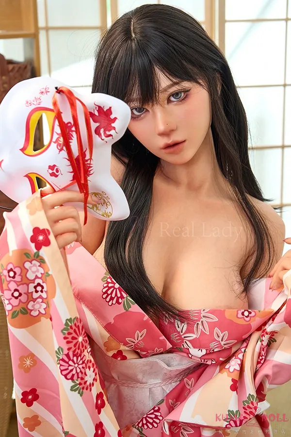 Real Lady R6 150cm Eカップ 神明少女 ギャラリー画像 5：R6 ヘッドのフルシリコンクローズアップです。Real Lady の写実皮膚特化の真価が最も伝わる質感アップで、毛穴の凹凸・血管の透け感・色むらの再現が和風コスの世界観でも確認できます。