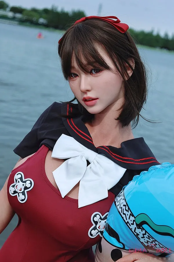 Real Lady T1 159cm Hカップ 水着 ギャラリー画像 7：159cm Hカップ ボディの背面ライン確認カットです。腰からヒップにかけての曲線、Real Lady のフルシリコン仕上げの肌の質感、水着姿でのボディラインの存在感が伝わる画像です。
