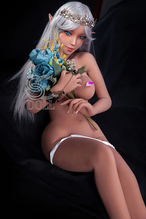 SEDOLL #022 Elf 150cm Eカップ ギャラリー画像 6:#022 Elf 150cm Eカップ エルフファンタジー スタイリングカットです。SEDOLL エルフ路線の看板コンセプトが確認できるシーンです。