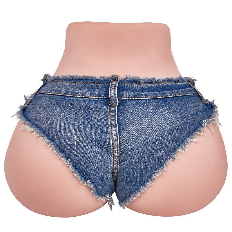 Tantaly Daisy Big Ass ギャラリー画像 4:ヒップサイドからのカットです。Tantabutt 素材の臀部造形と、トルソー下端の収まりの良さが確認できる1枚です。Pro 版では Removable Vagina(取外し式インサート)にも対応しており、衛生面と臀部リアリティを両立した設計となっています。