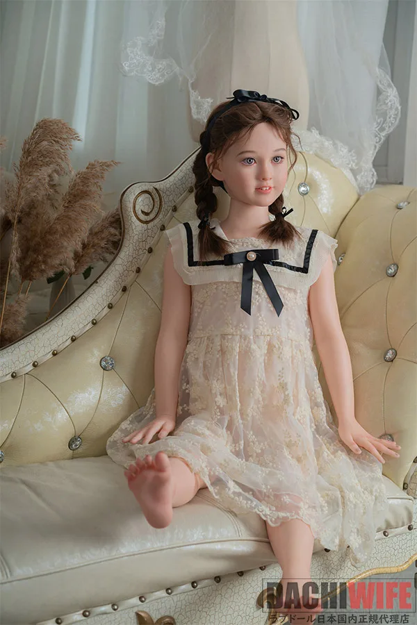 WAXDOLL #G34歯付き 120cm バスト平 ギャラリー画像 7:120cm バスト平 ボディの背面ライン確認カットです。フルシリコン製ボディのライン、120cm ロリ系の存在感が伝わる画像です。