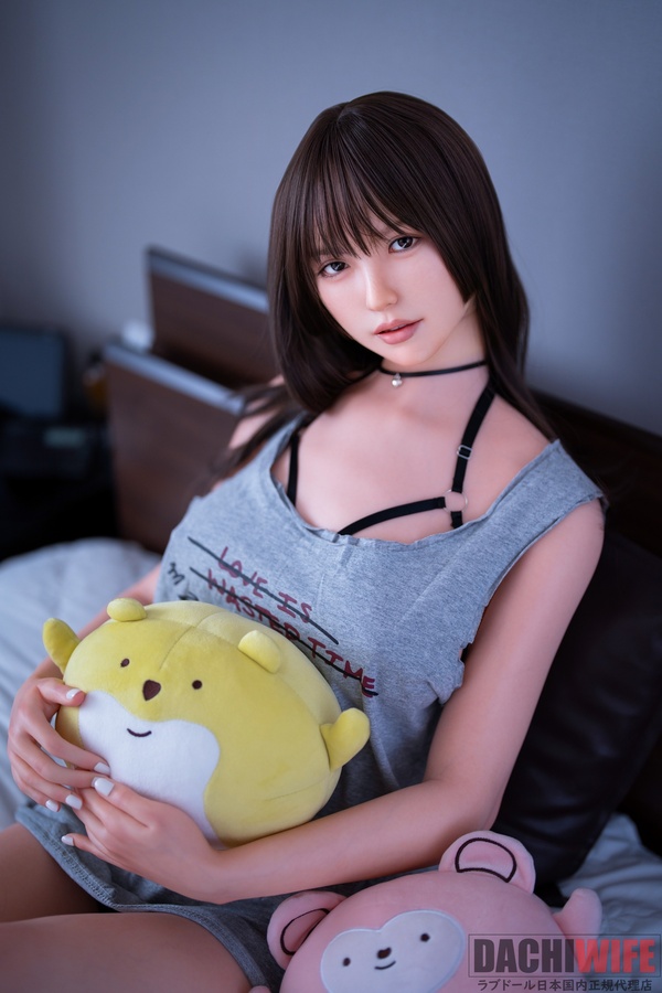 ZELEX GE14 165cm Fカップ ギャラリー画像 3:横向きのバストカットです。165cm の日本人女性平均寄り体型に対する Fカップ の存在感と、横から見たフルシリコン特有のなめらかな曲線が確認できます。