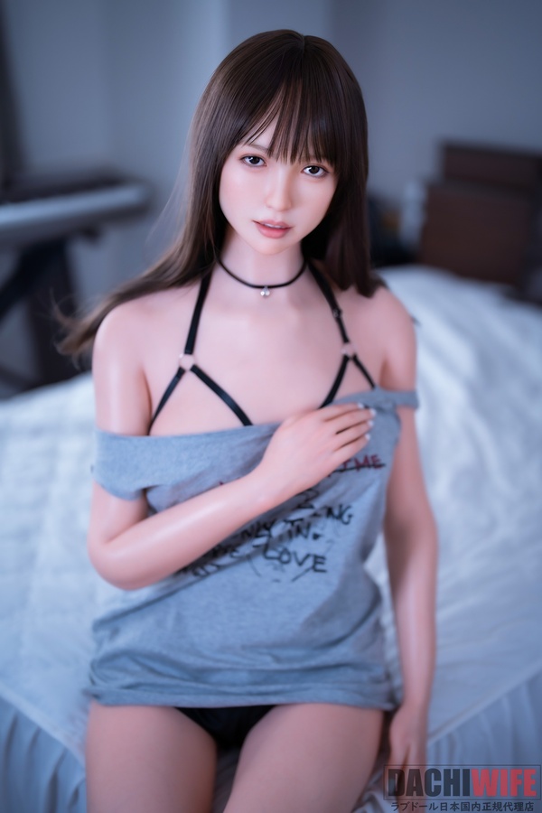 ZELEX GE14 165cm Fカップ ギャラリー画像 7:ヌード正面の座位カットです。Fカップの自然なバストの形状と、ボディ全体のシンメトリーな造形バランスが確認できます。